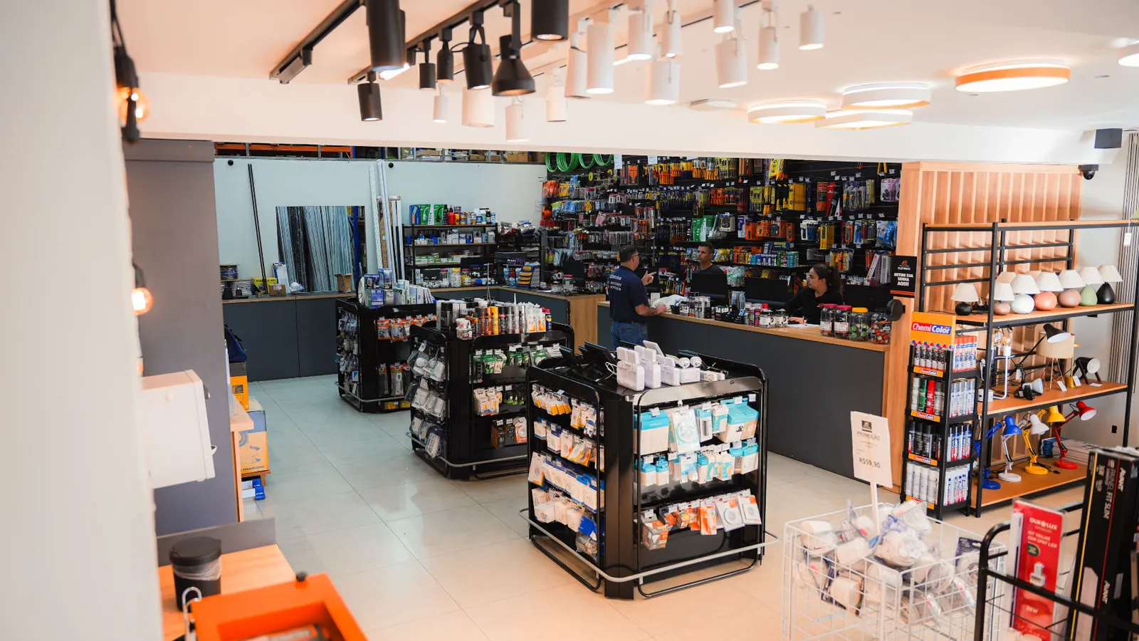 Interior da loja com balcão de atendimento